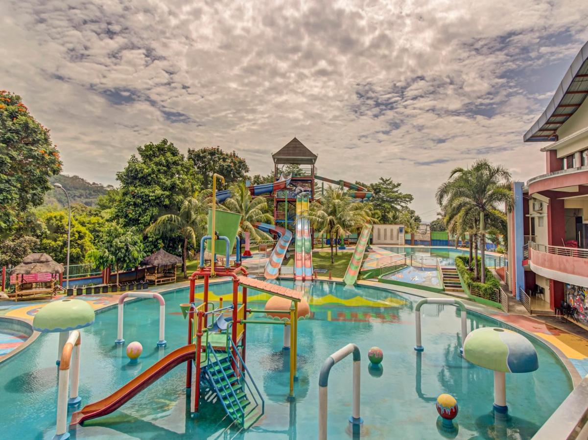 Oyo 89997 Hotel Bumi Kedaton Waterpark Бандар-Лампунг Экстерьер фото